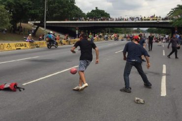 ¡PROTESTA CREATIVA! Jugando fútbol, pelotica de goma y voleibol, jóvenes se suman al plantón (+Videos)