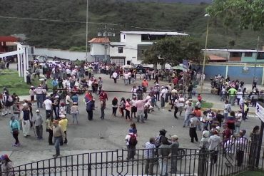 ¡YA NO HAY MIEDO! Colectivos intentaron intimidar a los merideños que se unieron al plantón (+Video)