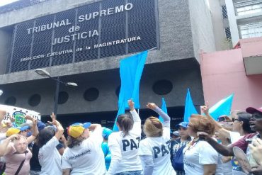 ¡CON FUERZA! Manifestantes realizan plantón frente al TSJ y gritan «fuera» (+Video)