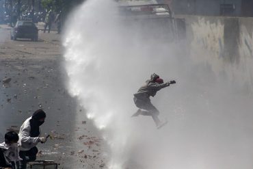 ¡COMO EN LA GUERRA! Continúa fuerte represión de la GNB a manifestantes en Caracas (+Video)