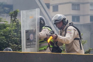 ¡JOYAS DE LA PATRIA! Funcionarios de la PNB asaltaron a paramédico en Las Mercedes (+Video)