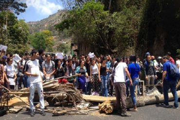 ¡EXIGEN JUSTICIA! Trancaron vía de El Junquito en protesta por asesinato de Jairo Ortiz