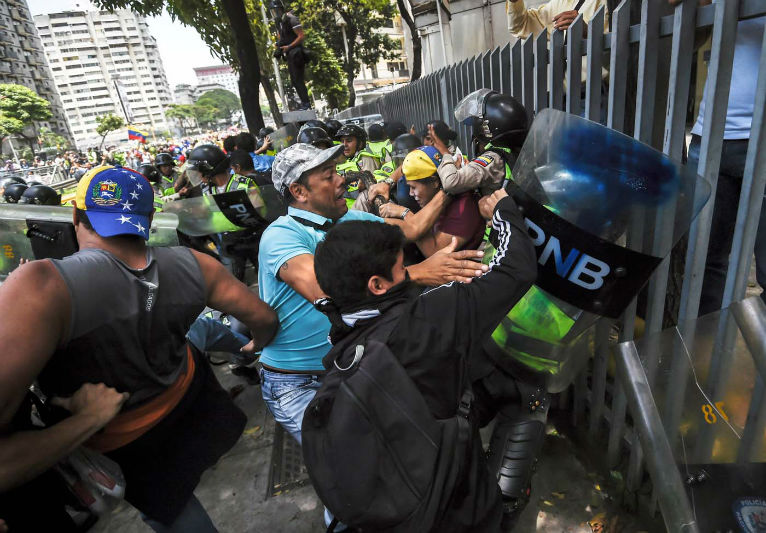 13May - Venezuela - Página 7 Protestas-Av-Libertador-represion-manifestacion-PNB-GNB-oposicion-4-de-abril-24