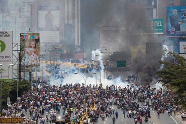 ¡DESATADOS! Videos muestran la BRUTAL represión de la PNB a manifestantes en la Francisco Fajardo