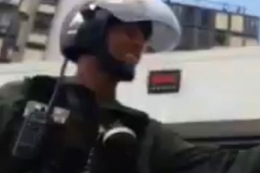 ¡CRETINO! GNB se ríe cuando le echa gas pimienta a mujeres que protestaban (+Video)