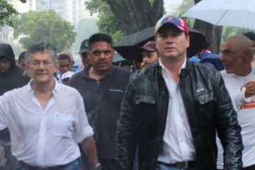 ¡CLARO QUE SÍ! Ramos Allup marcha bajo la lluvia: Primero se van a cansar ellos de reprimir que nosotros de protestar