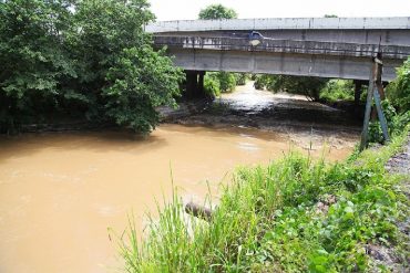 ¡LO ÚLTIMO! Autobús se precipitó al río Tigre en Monagas: un desaparecido y un herido