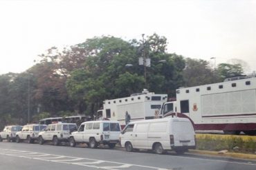 ¿LISTA PARA REPRIMIR? GNB moviliza ballena, tanques y patrullas a la autopista Francisco Fajardo #6Abr (Foto)