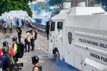 ¡EN VIDEO! Así reprime la ballena de la PNB en la avenida Libertador (casi se lleva por encima a la gente)