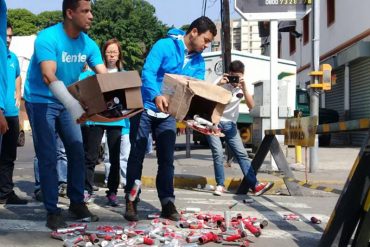 ¡ASÍ ES! “Tienen las manos llenas de sangre”: opositores devuelven lacrimógenas a la GN (+Video)