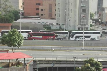 ¡COSTUMBRE! Autobuses rojos inundan Caracas para la marcha chavista de este #19Abr (+Fotos +Video)