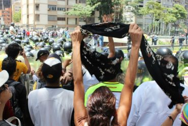 ¡ÉPICO! Momento en el que manifestantes opositores rompieron cerco de la PNB (+Video)