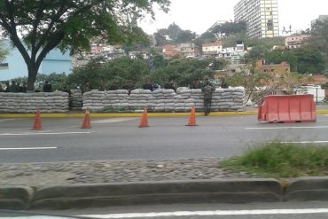¡EL MIEDO ES LIBRE! Cerrados accesos a Miraflores: crearon barricadas con sacos de arena