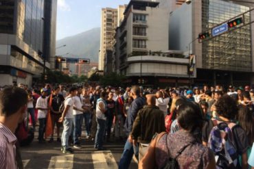 ¡ÚLTIMA HORA! Manifestantes trancan la avenida Francisco de Miranda a la altura del Metro de Chacao (+Video)