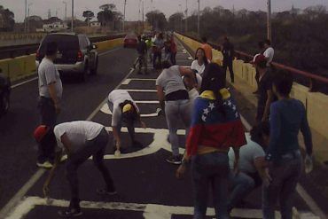 ¡NADIE SE RINDE! Estudiantes de Guayana trancan puente Caroní contra dictadura de Maduro #8Abr