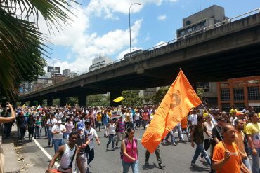 ¡IMPERDIBLE! El momento en el que un piquete de la GNB se hizo a un lado y dejó seguir la marcha (+Video)