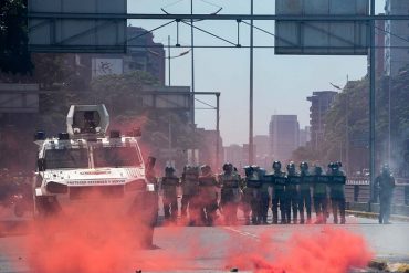 ¡ALERTA! Lanzan gas lacrimógeno rojo para impedir visibilidad de manifestantes: efecto es más fuerte (+Video)