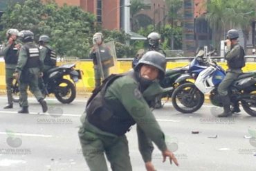 ¡AQUÍ LAS PRUEBAS! GNB arrojó piedras contra manifestantes en protesta en Caracas