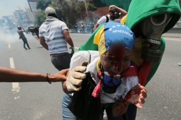 ¡MISERABLES! “Me agredieron a propósito”, dijo la señora agredida por la GNB (+Video)