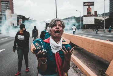 ¡IMPACTANTE! La imagen que muestra el dolor de una madre venezolana que clama cambio