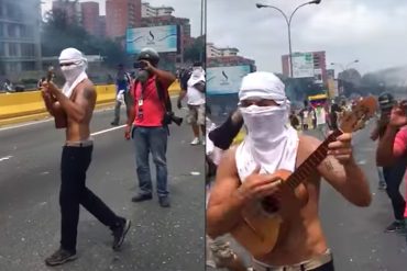 ¡PROTESTA CREATIVA! Joven ofreció un concierto mientras era reprimido con lacrimógenas (Video)