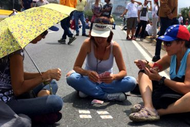 ¡TIPO TRANQUILO! La Francisco Fajardo se convirtió en una mesa de juego: así transcurre el plantón en Caracas