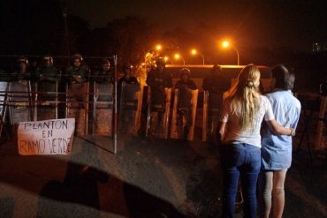 ¡RESTEADA! Lilian Tintori realizó por horas un plantón en Ramo Verde luego que no le dejaran ver a Leopoldo