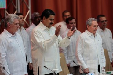 ¡QUE SE QUEDE ALLÁ, PIDEN! Venezolanos repudian cadena de Maduro desde Cuba (con su amo Raúl)