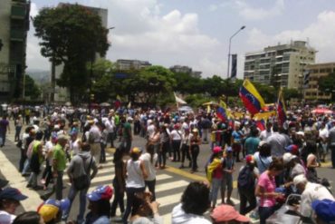 ¡ÚLTIMA HORA! Manifestantes toman la Francisco de Miranda y trancan accesos en Altamira (+Videos)