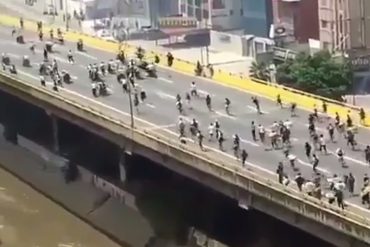 ¡SIN MIEDO! Así fue como manifestantes hicieron correr al piquete de la PNB (+Video)