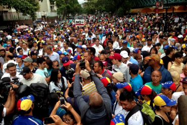 ¡CON LLUVIA Y TODO! Venezolanos marchan desde el oeste y el este de Caracas contra la dictadura (+Fotos)