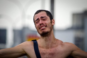 ¡IMPERDIBLE! Habla la docente de Hans Wuerich, el joven que se desnudó con biblia en mano ante la GNB