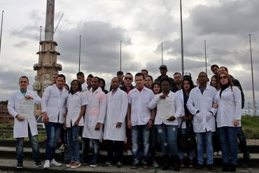 ¡SE CANSARON DE LA PATRIA! Más de 180 médicos cubanos huyeron de Venezuela a Colombia