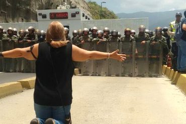 ¡CONMOVERDOR! La venezolana que se arrodilló ante la GNB y pidió paz entre lágrimas