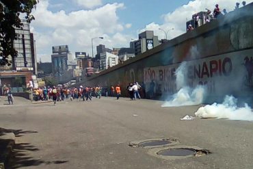 ¡ALERTA! PNB reprime con bombas a manifestantes que intentaban llegar a la Defensoría del Pueblo (+Video)