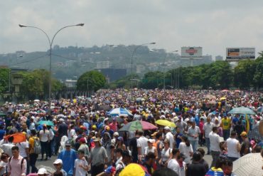 ¡EL BRAVO PUEBLO SE HACE SENTIR! Manifestantes entonaron el himno nacional en el distribuidor Altamira (+Video)