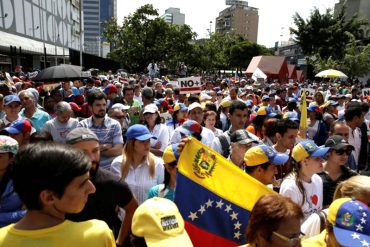 ¡ÚLTIMA HORA! Diputados y ciudadanos marchan desde la plaza Brión hasta la Defensoría del Pueblo