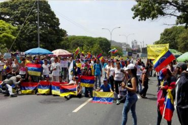 ¡PUEBLO EN LA CALLE! Manifestantes trancan la autopista del Este en Valencia este #8Abr