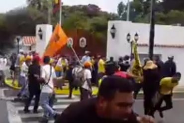 ¡PUEBLO MOLESTO! Reprimen protesta frente a la casa del gobernador Arias Cárdenas (+Video)