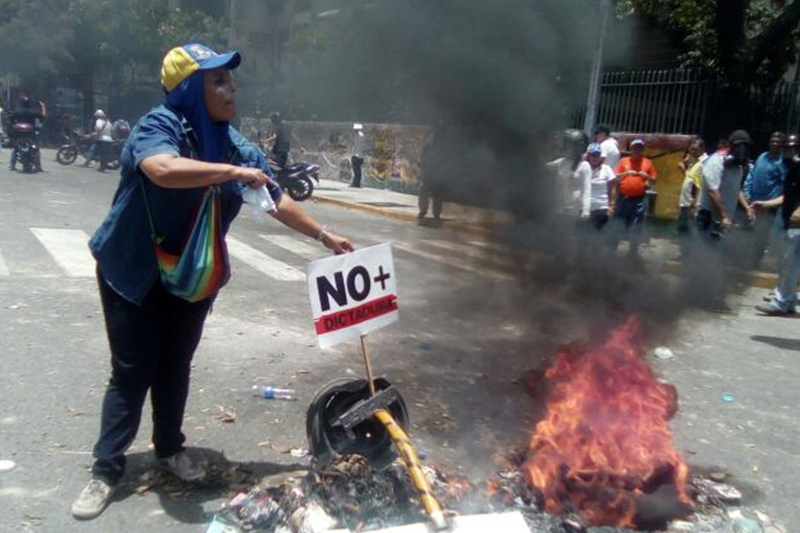 13May - Venezuela - Página 7 Protesta-gas-lacrimogeno-represion-4-de-abril-2