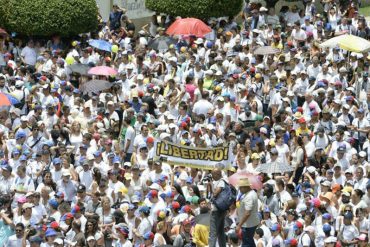 ¡MAREA BLANCA! Así avanza la marcha de los caídos este #22A rumbo a la Episcopal venezolana