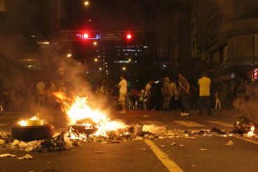 ¡CANDELITA PRENDIDA! Pese a represión de la GNB continúa protesta en Chacao (+FOTOS)