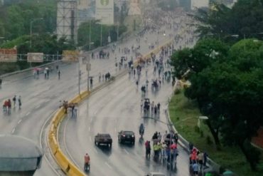 ¡ATENCIÓN! Reportan herido en la Francisco Fajardo: le pegaron una bomba en la cabeza y lo sacaron desmayado