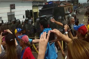 ¡PUEBLO RESTEADO! Tachirenses siguen protestando a pesar de heridos por perdigones