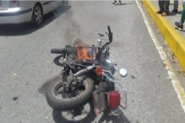 ¡PARA QUE SEAN SERIOS! Manifestantes quemaron moto de colectivos que agredieron a una periodista