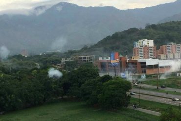 ¡REPRESIÓN TEMPRANERA! PoliCarabobo lanzó lacrimógenas a plantón en Naguanagua desde las 7:00 am (+Video)