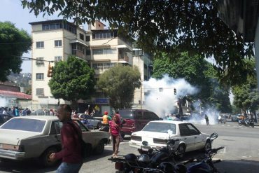 ¡IRRESPONSABLES! GNB lanzó bombas lacrimógenas en Santa Mónica afectando a clínica con pacientes (+Video)