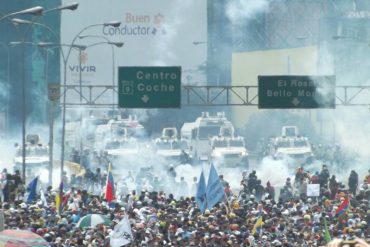 ¡LO ÚLTIMO! Brutal represión en la Francisco Fajardo: lacrimógenas en Bello Monte y El Rosal (+Videos)