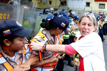 ¡DAN LA VUELTA AL MUNDO! Las FOTOS de la represión a la protesta pacífica contra el golpe