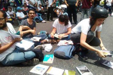 ¡MÍRALO! Venezolanos comparten libros para pasar el rato durante el plantón nacional (+Fotos)